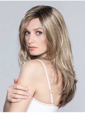 Perruque Glamour Mono Part Ellen Wille teinte Darksand Rooted portée par un mannequin