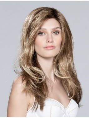 Perruque Glamour Mono Part Ellen Wille teinte Darksand Rooted portée par un mannequin