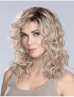 Perruque Heaven Mono Part Ellen Wille teinte Pearlblonde Rooted portée par un mannequin