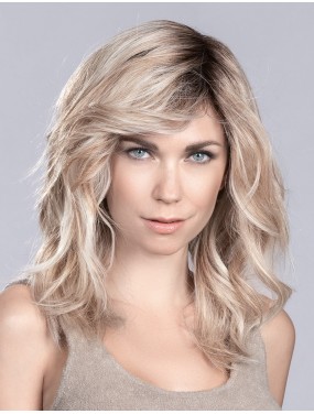 Perruque Heaven Mono Part Ellen Wille teinte Pearlblonde Rooted portée par un mannequin