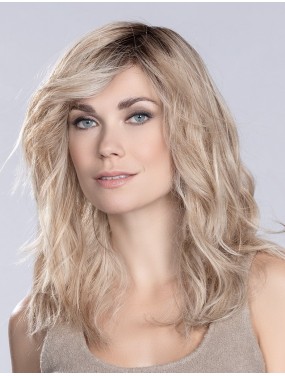 Perruque Heaven Mono Part Ellen Wille teinte Pearlblonde Rooted portée par un mannequin