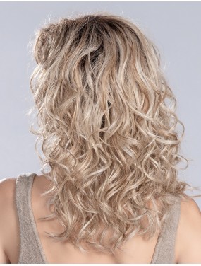 Perruque Heaven Mono Part Ellen Wille teinte Pearlblonde Rooted portée par un mannequin