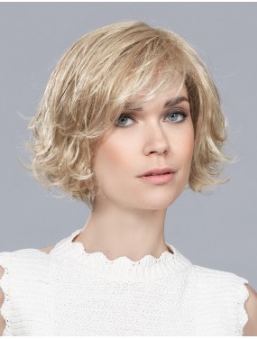 Perruque Like Mono Part Ellen Wille teinte Champagne Mix portée par un mannequin
