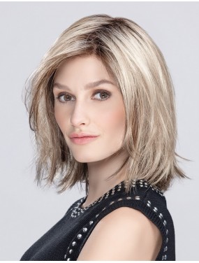 Perruque Limit Mono Part Ellen Wille teinte Sandmulti Rooted portée par un mannequin