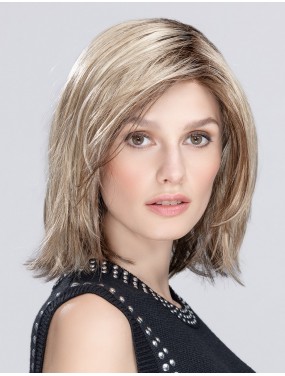 Perruque Limit Mono Part Ellen Wille teinte Sandmulti Rooted portée par un mannequin