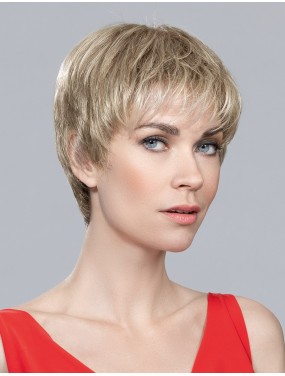 Perruque Liza Small Deluxe Ellen Wille teinte Lightsand Mix portée par un mannequin