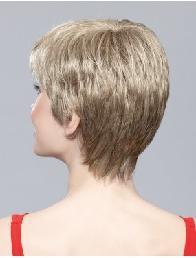 Perruque Liza Small Deluxe Ellen Wille teinte Lightsand Mix portée par un mannequin