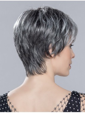 Perruque Love Comfort Ellen Wille teinte Salt/Pepper Rooted portée par un mannequin
