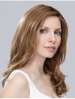 Perruque Mega Mono Ellen Wille teinte Tobacco Rooted portée par un mannequin
