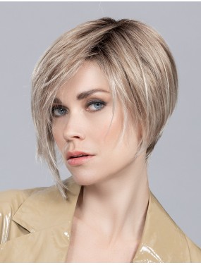 Perruque Rich Mono Ellen Wille teinte Pearlblonde Rooted portée par un mannequin