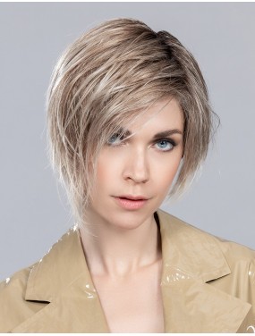 Perruque Rich Mono Ellen Wille teinte Pearlblonde Rooted portée par un mannequin