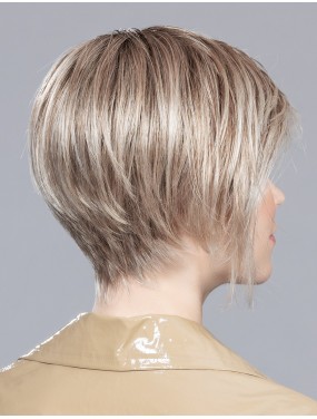 Perruque Rich Mono Ellen Wille teinte Pearlblonde Rooted portée par un mannequin