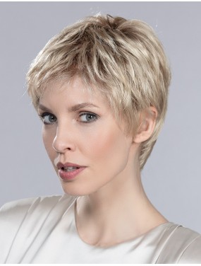 Perruque Risk Comfort Ellen Wille teinte Champagne Rooted portée par un mannequin
