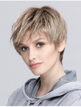 Perruque Seven Mono Part Ellen Wille teinte Pearlblonde Rooted portée par un mannequin