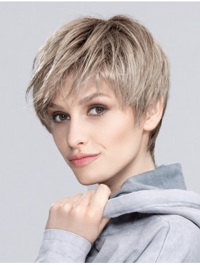 Perruque Seven Mono Part Ellen Wille teinte Pearlblonde Rooted portée par un mannequin