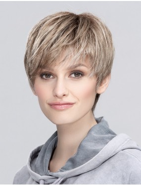 Perruque Seven Mono Part Ellen Wille teinte Pearlblonde Rooted portée par un mannequin