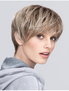 Perruque Seven Mono Part Ellen Wille teinte Pearlblonde Rooted portée par un mannequin