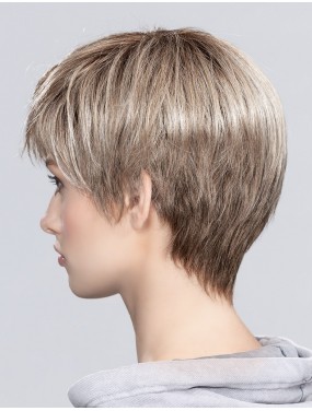 Perruque Seven Mono Part Ellen Wille teinte Pearlblonde Rooted portée par un mannequin