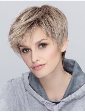 Perruque Seven Mono Part Ellen Wille teinte Pearlblonde Rooted portée par un mannequin