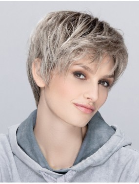 Perruque Seven Mono Part Ellen Wille teinte Pearlblonde Rooted portée par un mannequin