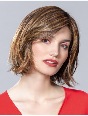 Perruque Smoke Mono Part Ellen Wille teinte Hazelnut Mix portée par un mannequin