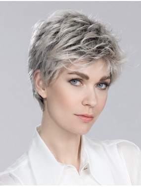 Perruque Spring Hi Ellen Wille teinte Platinblonde Rooted portée par un mannequin