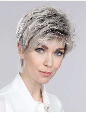 Perruque Spring Hi Ellen Wille teinte Platinblonde Rooted portée par un mannequin