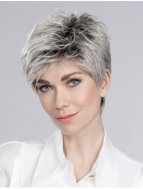 Perruque Spring Hi Ellen Wille teinte Platinblonde Rooted portée par un mannequin