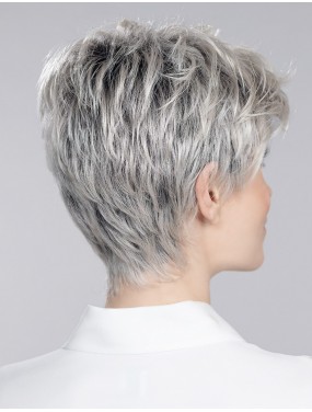 Perruque Spring Hi Ellen Wille teinte Platinblonde Rooted portée par un mannequin