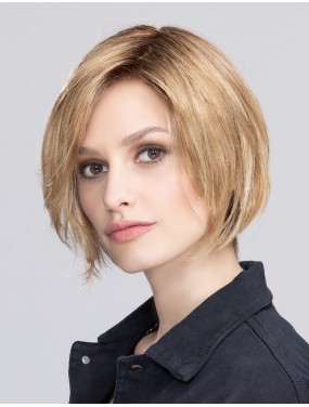 Perruque Talia Mono Part Ellen Wille teinte Gingerblonde Rooted portée par un mannequin