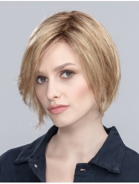 Perruque Talia Mono Part Ellen Wille teinte Gingerblonde Rooted portée par un mannequin