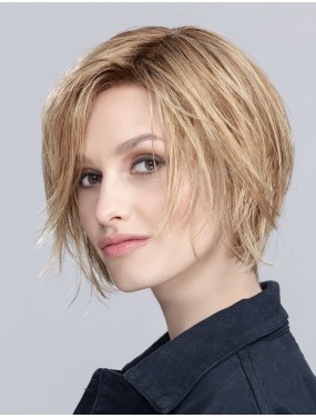 Perruque Talia Mono Part Ellen Wille teinte Gingerblonde Rooted portée par un mannequin