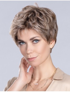 Perruque Time Comfort Ellen Wille teinte Darksand Rooted portée par un mannequin