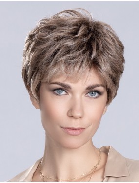 Perruque Time Comfort Ellen Wille teinte Darksand Rooted portée par un mannequin