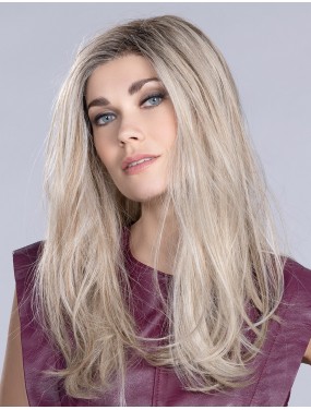 Perruque Vita Mono Part Ellen Wille teinte Pearlblonde Rooted portée par un mannequin