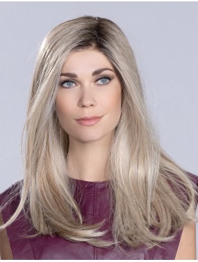 Perruque Vita Mono Part Ellen Wille teinte Pearlblonde Rooted portée par un mannequin