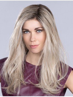 Perruque Vita Mono Part Ellen Wille teinte Pearlblonde Rooted portée par un mannequin