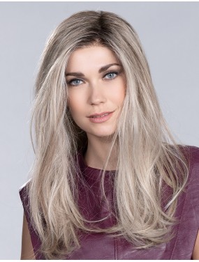 Perruque Vita Mono Part Ellen Wille teinte Pearlblonde Rooted portée par un mannequin