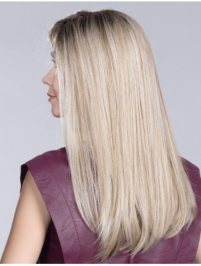 Perruque Vita Mono Part Ellen Wille teinte Pearlblonde Rooted portée par un mannequin