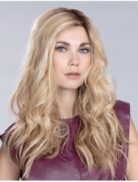 Perruque Vita Mono Part Ellen Wille teinte Pearlblonde Rooted portée par un mannequin