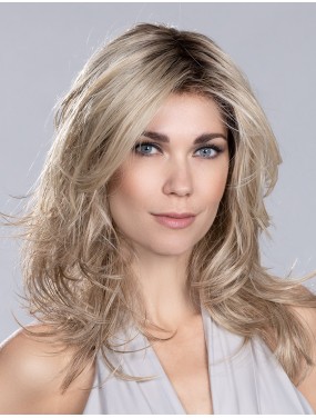 Perruque Voice Large Mono Ellen Wille teinte Pearlblonde Rooted portée par un mannequin