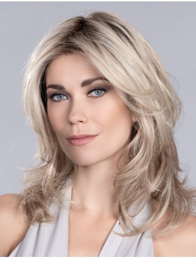 Perruque Voice Mono Ellen Wille teinte Pearlblonde Rooted portée par un mannequin