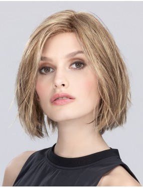 Perruque Young Mono Part Ellen Wille teinte Sand Mix portée par un mannequin