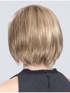 Perruque Young Mono Part Ellen Wille teinte Sand Mix portée par un mannequin