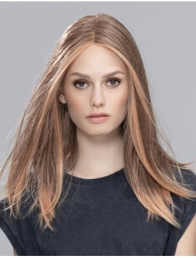 Perruque Sleek Mono Part Ellen Wille teinte Powder blonde Tipped portée par un mannequin