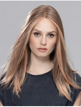 Perruque Sleek Mono Part Ellen Wille teinte Powder blonde Tipped portée par un mannequin