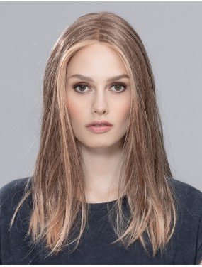 Perruque Sleek Mono Part Ellen Wille teinte Powder blonde Tipped portée par un mannequin