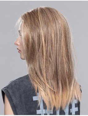 Perruque Sleek Mono Part Ellen Wille teinte Powder blonde Tipped portée par un mannequin
