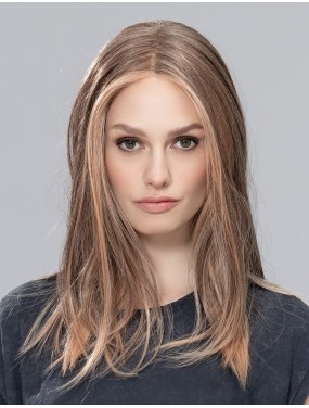 Perruque Sleek Mono Part Ellen Wille teinte Powder blonde Tipped portée par un mannequin