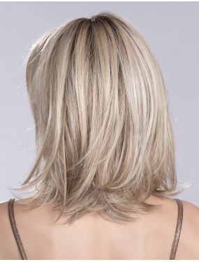 Perruque Melody Mono Ellen Wille teinte sahara beige rooted portée par un mannequin